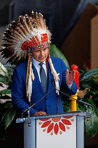 MIKE DEAL / WINNIPEG FREE PRESS
Manitoba NDP Leader Wab Kinew was sworn in Wednesday as the province&#x2019;s 25th premier in a ceremony filled with Indigenous culture and traditions.
The Fort Rouge MLA became the first First Nations premier of a Canadian province after taking the oath of office from Lt.-Gov. Anita Neville in front of an invitation-only crowd at The Leaf horticultural exhibit in Assiniboine Park.
231018 - Wednesday, October 18, 2023.