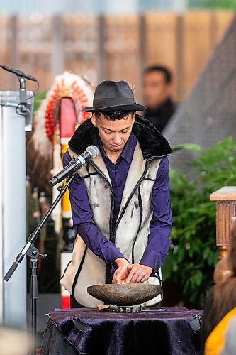 MIKAELA MACKENZIE / WINNIPEG FREE PRESS

Maxine Angoo lights a qulliq at Wab Kinew&#x573; swearing-in ceremony at The Leaf on Wednesday, Oct. 18, 2023.
Winnipeg Free Press 2023.