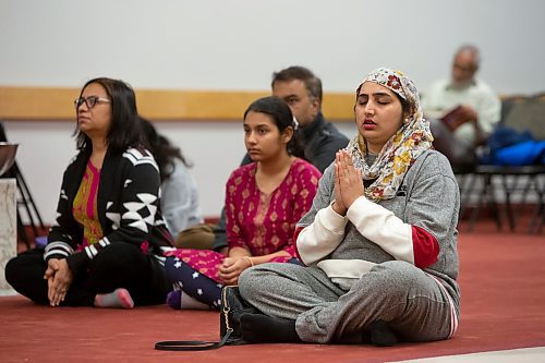 BROOK JONES / WINNIPEG FREE PRESS
Members of the Hindu community gather on the fourth day of the Sharadiya Navratri Festival, which celebrates the nine forms of the Hindu Goddess Durga at the Hindu Temple and Dr. Raj Pandey Cultrual Centre in Winnipeg, Man., Wednesday, Oct. 18, 2023. Pictured: Parminder Kaur praying during the festival.