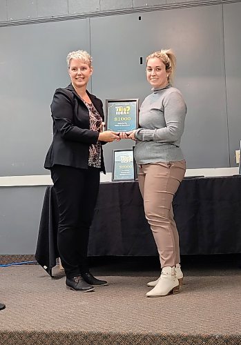Neepawa's Economic Development Officer Marilyn Crewe presents Kristen Clark, owner of Authentic Skin, with an award at the What's The Big Idea? business event in Neepawa on Oct. 12. Clark won a $1,000 award from the Town of Minnedosa for a business located in that town. (Miranda Leybourne/The Brandon Sun)