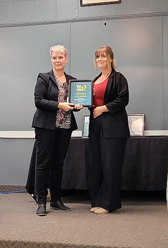 Neepawa's Economic Development Officer Marilyn Crewe presents Kim Moffat, owner of the Little Garden Next Door in Minnedosa, with an award at the What's The Big Idea? business event in Neepawa on Oct. 12. Moffat won four awards at the event. (Miranda Leybourne/The Brandon Sun)