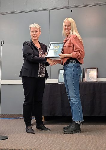 Neepawa's Economic Development Officer Marilyn Crewe presents Tammy Atkey, owner of Stellar Apparel in Neepawa, with an award at the What's The Big Idea? business event in Neepawa on Oct. 12. Atkey won two awards at the event. (Miranda Leybourne/The Brandon Sun)