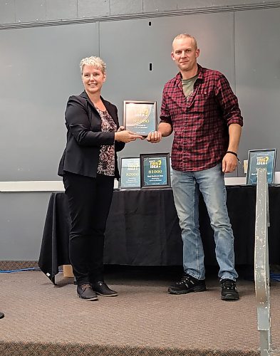 Neepawa's Economic Development Officer Marilyn Crewe presents Brooke Rossnagel, owner of ETV Yard Services, with an award at the What's The Big Idea? business event in Neepawa on Oct. 12. (Miranda Leybourne/The Brandon Sun)