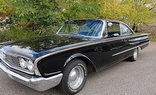 Jeff Munro's 1960 black Starliner two-door hard top on a fall day in Brandon on Thursday. (Michele McDougall/The Brandon Sun) 
