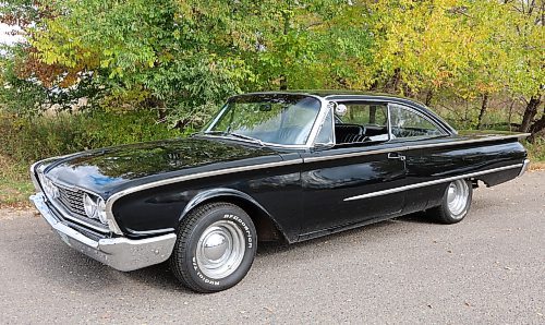 Jeff Munro's 1960 black Starliner two-door hard top on a fall day in Brandon on Thursday. (Michele McDougall/The Brandon Sun) 
