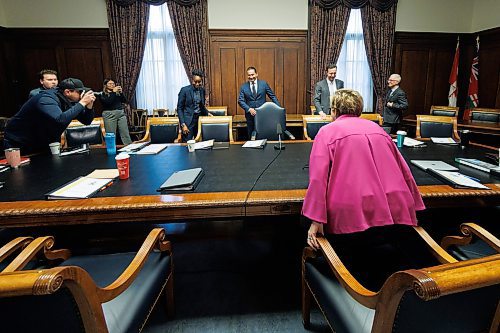 MIKE DEAL / WINNIPEG FREE PRESS
Premier Wab Kinew meets with members of the executive council for their first cabinet meeting at the Manitoba Legislative building Thursday morning.
231019 - Thursday, October 19, 2023.