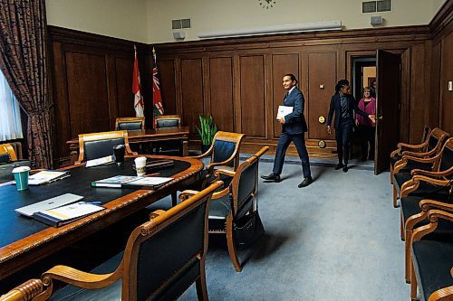 MIKE DEAL / WINNIPEG FREE PRESS
Premier Wab Kinew meets with members of the executive council for their first cabinet meeting at the Manitoba Legislative building Thursday morning.
231019 - Thursday, October 19, 2023.