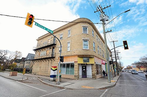 MIKE DEAL / WINNIPEG FREE PRESS
The Mansfield Court apartment building at 626 Ellice Avenue. 
231019 - Thursday, October 19, 2023