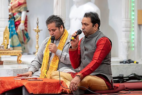 BROOK JONES / WINNIPEG FREE PRESS
Members of the Hindu community gather on the fourth day of the Sharadiya Navratri Festival, which celebrates the nine forms of the Hindu Goddess Durga at the Hindu Temple and Dr. Raj Pandey Cultrual Centre in Winnipeg, Man., Wednesday, Oct. 18, 2023. Pictured: Pandit Shrikant Sharma (right) and Pandit Vimlesh Jha, who are priests with the Hindu Society of Manitoba, lead the celebration honouring the Goddess Dugar, who is in the form of Kushmanda on the fourth day of the festival.