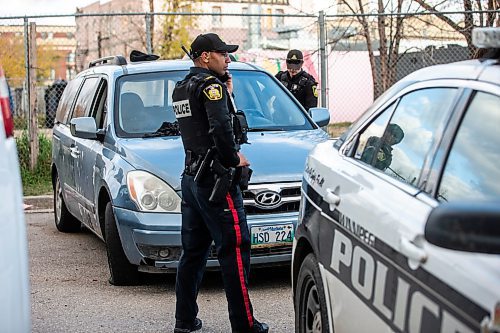 MIKAELA MACKENZIE / WINNIPEG FREE PRESS

Police at the scene where a body was found in a light blue van on Henry Avenue on Thursday, Oct. 19, 2023. For story.
Winnipeg Free Press 2023.