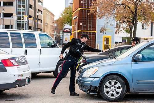 MIKAELA MACKENZIE / WINNIPEG FREE PRESS

Police at the scene where a body was found in a light blue van on Henry Avenue on Thursday, Oct. 19, 2023. For story.
Winnipeg Free Press 2023.