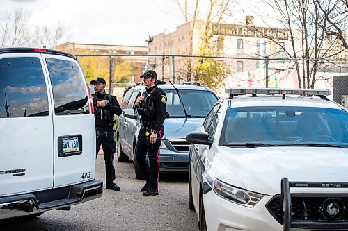 MIKAELA MACKENZIE / WINNIPEG FREE PRESS

Police at the scene where a body was found in a light blue van on Henry Avenue on Thursday, Oct. 19, 2023. For story.
Winnipeg Free Press 2023.