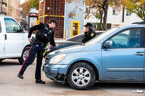 MIKAELA MACKENZIE / WINNIPEG FREE PRESS

Police at the scene where a body was found in a light blue van on Henry Avenue on Thursday, Oct. 19, 2023. For story.
Winnipeg Free Press 2023.