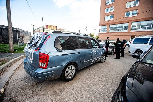 MIKAELA MACKENZIE / WINNIPEG FREE PRESS

Police at the scene where a body was found in a light blue van on Henry Avenue on Thursday, Oct. 19, 2023. For story.
Winnipeg Free Press 2023.