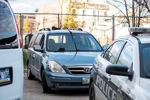 MIKAELA MACKENZIE / WINNIPEG FREE PRESS

Police at the scene where a body was found in a light blue van on Henry Avenue on Thursday, Oct. 19, 2023. For story.
Winnipeg Free Press 2023.