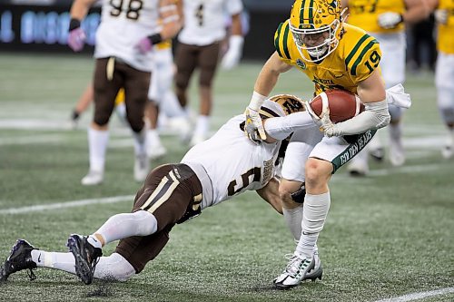 BROOK JONES / WINNIPEG FREE PRESS
The University of Manitoba Bison host the University of Alberta Golden Bears in Canada West football at IG Field in Winnipeg, Man., Friday, Oct. 20, 2023. Pictured: U of M Bisons defensive back Nick Conway tries to tackle U of A Golden Bears receiver Dakota McKay during first quarter action. The Golden Bears earned a 35 to 25 victory over the Bisons.
