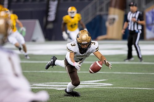 BROOK JONES / WINNIPEG FREE PRESS
The University of Manitoba Bison host the University of Alberta Golden Bears in Canada West football at IG Field in Winnipeg, Man., Friday, Oct. 20, 2023. Pictured: U of M Bisons receiver Braeden Smith dives for the football during first quarter action. The Golden Bears earned a 35 to 25 victory over the Bisons.
