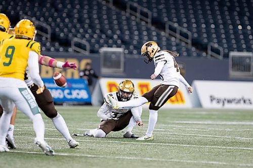 BROOK JONES / WINNIPEG FREE PRESS
The University of Manitoba Bison host the University of Alberta Golden Bears in Canada West football at IG Field in Winnipeg, Man., Friday, Oct. 20, 2023. Pictured: U of M Bisons kicker Maya Turner attempting a field goald during second quarter action. The Golden Bears earned a 35 to 25 victory over the Bisons.