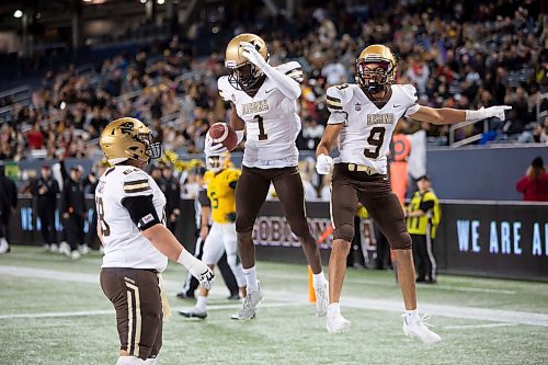 BROOK JONES / WINNIPEG FREE PRESS
The University of Manitoba Bison host the University of Alberta Golden Bears in Canada West football at IG Field in Winnipeg, Man., Friday, Oct. 20, 2023. Pictured: U of M Bisons receiver Ak Gassama (No. 1) celebrating his touchdown with teammate receiver Brendt Adams (No. 9), while fellow Bison offensive lineman (left) Giordano Vaccaro looks on, during second quarter action. The Golden Bears earned a 35 to 25 victory over the Bisons.