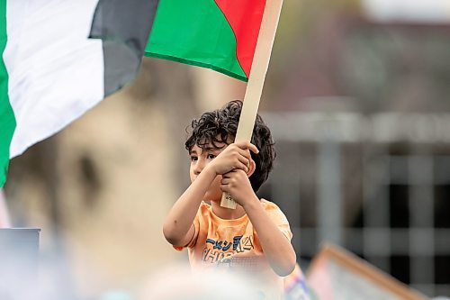 BROOK JONES / WINNIPEG FREE PRESS
A child waving a Palestinian flag as hundreds gather for the All Out For Palestine rally at Memorial Park in Winnipeg, Man.., Saturday, Oct. 21, 2023.  The event also included a march down Broadway Avenue and Main Street as the rally continued at intersection of Portage Avenue and Main Street.