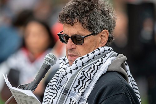 BROOK JONES / WINNIPEG FREE PRESS
Harold Shuster, who is from the Winnipeg Chapter of Indepdendent Jewish Voices Canada, speaks as Hundreds gather for the All Out For Palestine rally at Memorial Park in Winnipeg, Man.., Saturday, Oct. 21, 2023.  The event also included a march down Broadway Avenue and Main Street as the rally continued at intersection of Portage Avenue and Main Street.