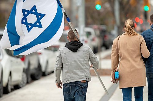 BROOK JONES / WINNIPEG FREE PRESS
Al, who did not want his last name used, carring an Israeli flag as he walks along Broadway Avenue promoting the Jewish world community of peace and life. He was walking alongside the All Out For Palestine rally, which got underway at Memorial Park in Winnipeg, Man.., Saturday, Oct. 21, 2023. and continued down Broadway Avenue. Those supporting the All Out For Palestine also marched down Broadway Avenue and Main Street as the rally continued at intersection of Portage Avenue and Main Street.