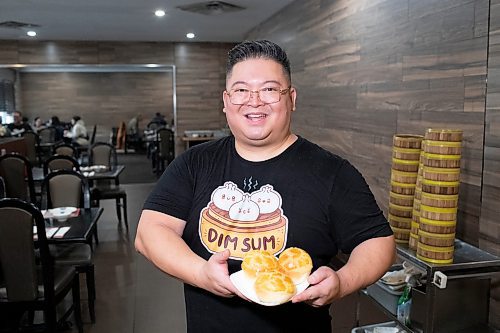 BROOK JONES / WINNIPEG FREE PRESS
Forty-one-year-old Carter Chen holding a plate of three pineapple buns during the Chinatown Dim Sum Tour he is leading in Winnipeg, Man., on the afternoon of Saturday, Oct. 21, 2023. Chen, who has his very own Dim Sum T-shirt, is pictured at Dim Garden at 245 King St., which was one of two stops on the tour. The other location was Sam Po Restaurant at 277 Rupert Ave.