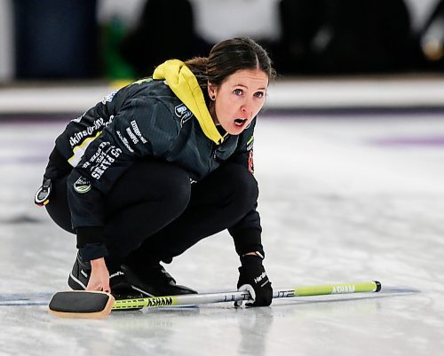 JOHN WOODS / WINNIPEG FREE PRESS
Lisa McLeod curls in the semi-final of the MCT Atkins Curling Supplies Classic at the Assiniboine Memorial Curling Club in Winnipeg Sunday, October 22, 2023. 

Reporter: ?