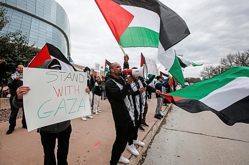 JOHN WOODS / WINNIPEG FREE PRESS
Palestinian and Israeli supporters gather outside the Canadian Museum for Human Rights in Winnipeg Tuesday, August  22, 2023. 

Reporter: searle