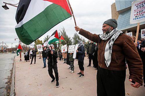 JOHN WOODS / WINNIPEG FREE PRESS
Palestinian and Israeli supporters gather outside the Canadian Museum for Human Rights in Winnipeg Sunday, October  22, 2023. 

Reporter: searle