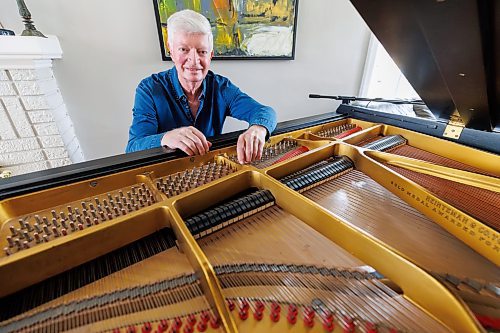 MIKE DEAL / WINNIPEG FREE PRESS
Doug Edmond a Winnipeg singer songwriter who is also a retired school superintendent and has been diagnosed with Parkinson’s.
See Alan Small story
231017 - Tuesday, October 17, 2023.