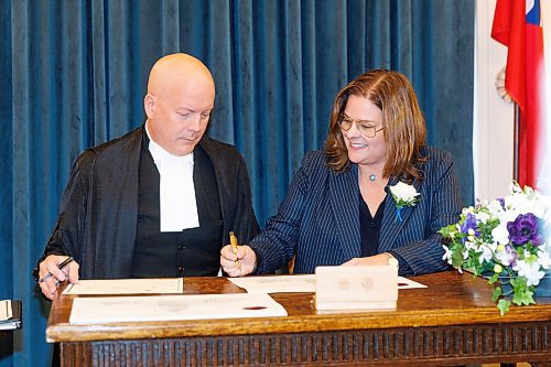 MIKE DEAL / WINNIPEG FREE PRESS
PC Leader Heather Stefanson signs her oath of office during the swearing in ceremony, with officiating being done by Rick Yarish, Deputy Clerk at Manitoba Legislative Assembly.
PC Leader Heather Stefanson, PC Caucus Chair Ron Schuler and all other 20 PC MLA-elects attend Room 200 in the Manitoba Legislative building for the swearing in ceremony for PC MLAs.
231023 - Monday, October 23, 2023.