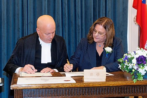 MIKE DEAL / WINNIPEG FREE PRESS
PC Leader Heather Stefanson signs her oath of office during the swearing in ceremony, with officiating being done by Rick Yarish, Deputy Clerk at Manitoba Legislative Assembly.
PC Leader Heather Stefanson, PC Caucus Chair Ron Schuler and all other 20 PC MLA-elects attend Room 200 in the Manitoba Legislative building for the swearing in ceremony for PC MLAs.
231023 - Monday, October 23, 2023.