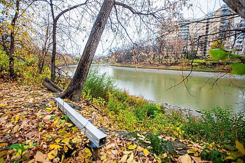 MIKAELA MACKENZIE / WINNIPEG FREE PRESS

The site of a winter river access ramp on Balmoral Hall School property, but accessible from the end of Cornish Avenue, on Monday, Oct. 23, 2023. The school purchased and installed the ramp last year, and have since asked the city to reimburse some of the cost since the public is using it, but the city declined their request. For Chris story.
Winnipeg Free Press 2023.