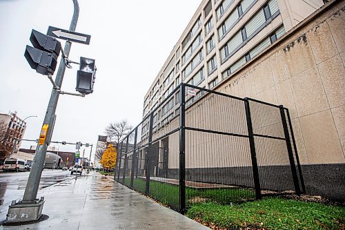 MIKAELA MACKENZIE / WINNIPEG FREE PRESS

A new fence around a grate that homeless folks used to set up tents on top of (to take advantage of the warm air in the winter) at City Hall on Monday, Oct. 23, 2023. For possible Malak story.
Winnipeg Free Press 2023.