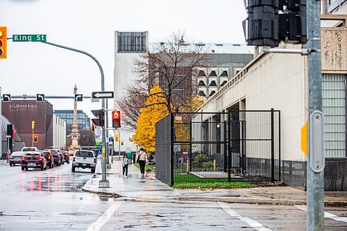 MIKAELA MACKENZIE / WINNIPEG FREE PRESS

A new fence around a grate that homeless folks used to set up tents on top of (to take advantage of the warm air in the winter) at City Hall on Monday, Oct. 23, 2023. For possible Malak story.
Winnipeg Free Press 2023.