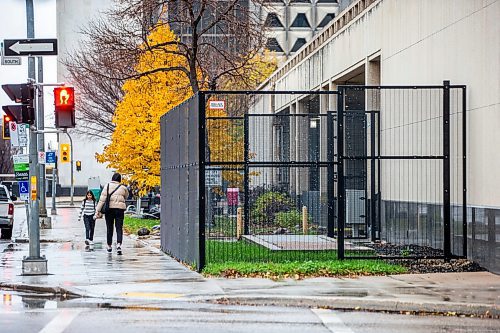 MIKAELA MACKENZIE / WINNIPEG FREE PRESS

A new fence around a grate that homeless folks used to set up tents on top of (to take advantage of the warm air in the winter) at City Hall on Monday, Oct. 23, 2023. For possible Malak story.
Winnipeg Free Press 2023.