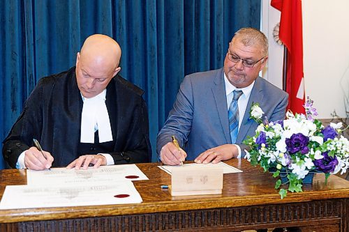 MIKE DEAL / WINNIPEG FREE PRESS
Trevor King is sworn in.
PC Leader Heather Stefanson, PC Caucus Chair Ron Schuler and all other 20 PC MLA-elects attend Room 200 in the Manitoba Legislative building for the swearing in ceremony for PC MLAs.
231023 - Monday, October 23, 2023.