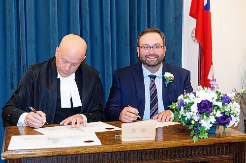 MIKE DEAL / WINNIPEG FREE PRESS
Konrad Narth is sworn in.
PC Leader Heather Stefanson, PC Caucus Chair Ron Schuler and all other 20 PC MLA-elects attend Room 200 in the Manitoba Legislative building for the swearing in ceremony for PC MLAs.
231023 - Monday, October 23, 2023.