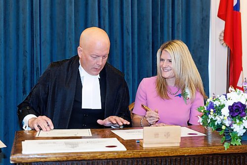 MIKE DEAL / WINNIPEG FREE PRESS
Lauren Stone is sworn in.
PC Leader Heather Stefanson, PC Caucus Chair Ron Schuler and all other 20 PC MLA-elects attend Room 200 in the Manitoba Legislative building for the swearing in ceremony for PC MLAs.
231023 - Monday, October 23, 2023.