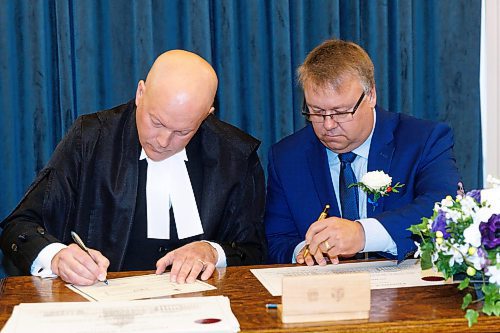 MIKE DEAL / WINNIPEG FREE PRESS
Richard Perchotte is sworn in.
PC Leader Heather Stefanson, PC Caucus Chair Ron Schuler and all other 20 PC MLA-elects attend Room 200 in the Manitoba Legislative building for the swearing in ceremony for PC MLAs.
231023 - Monday, October 23, 2023.