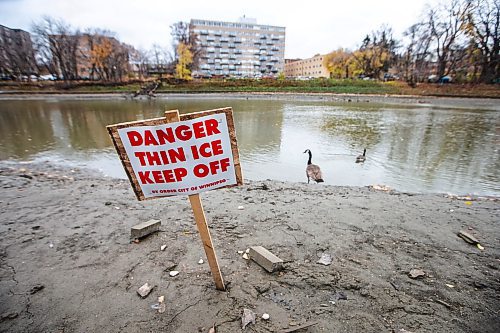 MIKAELA MACKENZIE / WINNIPEG FREE PRESS

Thin ice signs along the river walk near the Legislative Building, pre-empting the cold weather to come, on Monday, Oct. 23, 2023. Standup.
Winnipeg Free Press 2023.