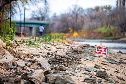 MIKAELA MACKENZIE / WINNIPEG FREE PRESS

Thin ice signs along the river walk near the Legislative Building, pre-empting the cold weather to come, on Monday, Oct. 23, 2023. Standup.
Winnipeg Free Press 2023.