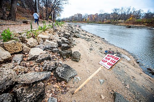 MIKAELA MACKENZIE / WINNIPEG FREE PRESS

Thin ice signs along the river walk near the Legislative Building, pre-empting the cold weather to come, on Monday, Oct. 23, 2023. Standup.
Winnipeg Free Press 2023.