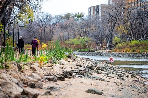 MIKAELA MACKENZIE / WINNIPEG FREE PRESS

Violet Berard (left) and Donna McNamara check out thin ice signs while walking along the river near the Legislative Building on Monday, Oct. 23, 2023. Standup.
Winnipeg Free Press 2023.