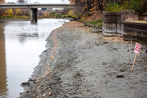 MIKAELA MACKENZIE / WINNIPEG FREE PRESS

Thin ice signs along the river walk near the Legislative Building, pre-empting the cold weather to come, on Monday, Oct. 23, 2023. Standup.
Winnipeg Free Press 2023.