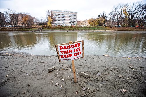 MIKAELA MACKENZIE / WINNIPEG FREE PRESS

Thin ice signs along the river walk near the Legislative Building, pre-empting the cold weather to come, on Monday, Oct. 23, 2023. Standup.
Winnipeg Free Press 2023.