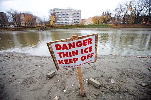 MIKAELA MACKENZIE / WINNIPEG FREE PRESS

Thin ice signs along the river walk near the Legislative Building, pre-empting the cold weather to come, on Monday, Oct. 23, 2023. Standup.
Winnipeg Free Press 2023.