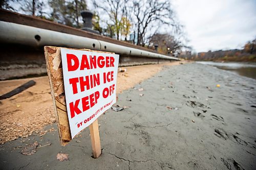 MIKAELA MACKENZIE / WINNIPEG FREE PRESS

Thin ice signs along the river walk near the Legislative Building, pre-empting the cold weather to come, on Monday, Oct. 23, 2023. Standup.
Winnipeg Free Press 2023.