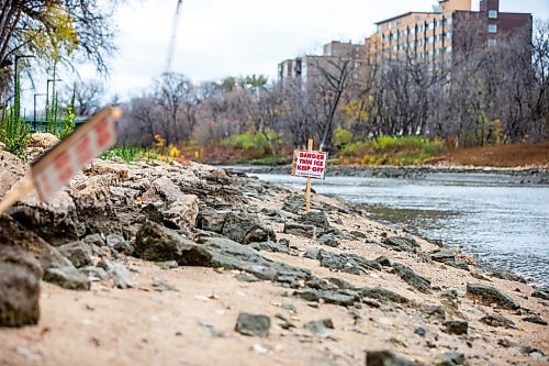 MIKAELA MACKENZIE / WINNIPEG FREE PRESS

Thin ice signs along the river walk near the Legislative Building, pre-empting the cold weather to come, on Monday, Oct. 23, 2023. Standup.
Winnipeg Free Press 2023.